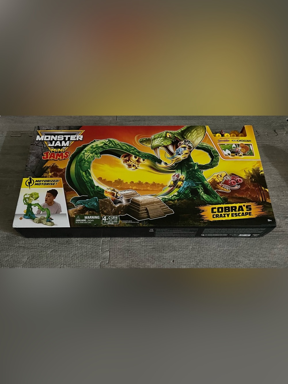 Monster Jam Mini Jams Cobra's Crazy Escape Motorized Playset w/2 Trucks 1:87